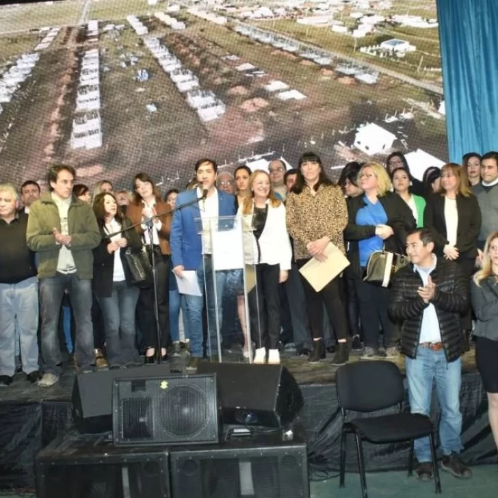 Pablo Grasso, candidato a intendente, presentó su equipo junto a Alicia Kirchner Pablo Grasso, candidato a intendente, presentó su equipo junto a Alicia Kirchner