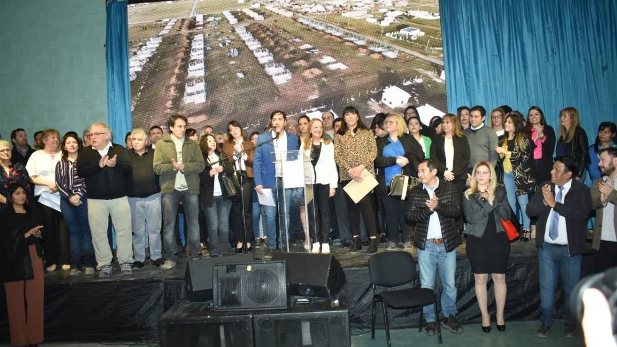 Pablo Grasso, candidato a intendente, presentó su equipo junto a Alicia Kirchner Pablo Grasso, candidato a intendente, presentó su equipo junto a Alicia Kirchner