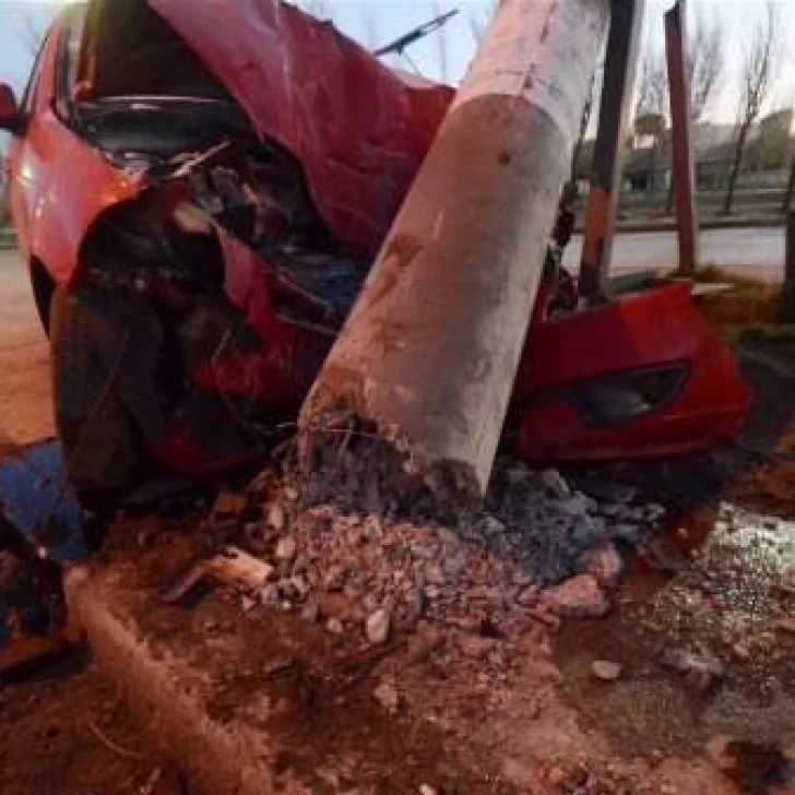 Joven chocó, escapó y terminó estrellándose contra un poste Joven chocó, escapó y terminó estrellándose contra un poste