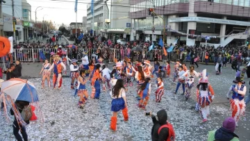 Desfile primaveral en Río Gallegos, con murgas, carros alegóricos y shows en vivo: agenda completa