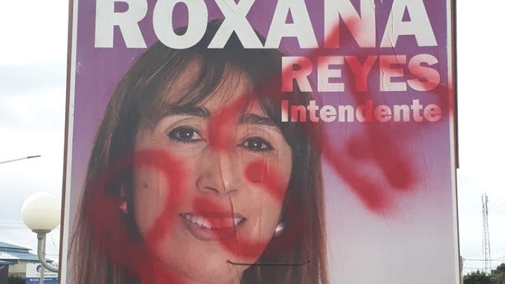 Reyes repudió los insultos pintados en sus carteles de campaña y los calificó de “machistas”