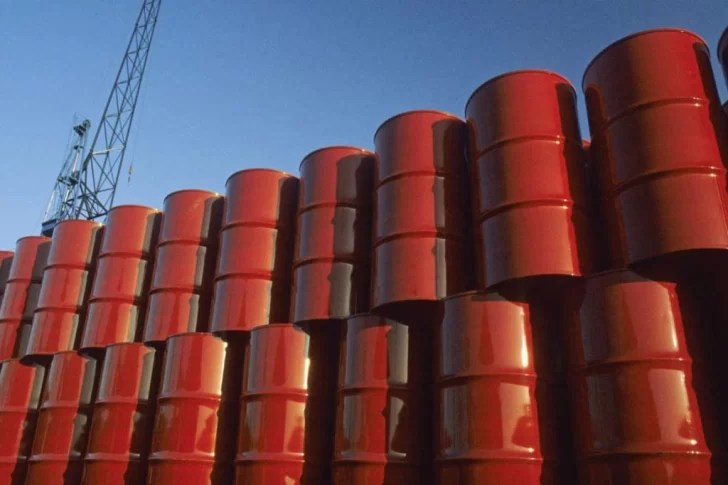 Producción de crudo y gas en alza y precios en baja