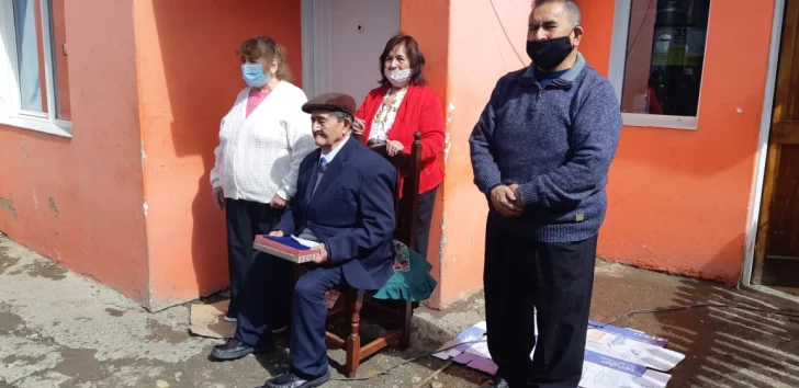 ¡Feliz cumple! Ubaldo Cayún cumplió 102 años y se reunieron para cantarle afuera de su casa