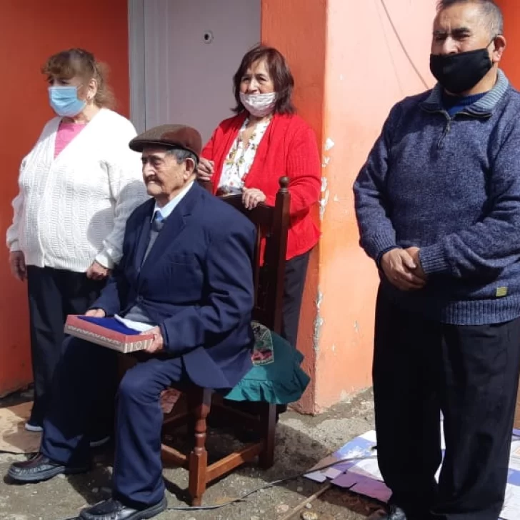 ¡Feliz cumple! Ubaldo Cayún cumplió 102 años y se reunieron para cantarle afuera de su casa ¡Feliz cumple! Ubaldo Cayún cumplió 102 años y se reunieron para cantarle afuera de su casa