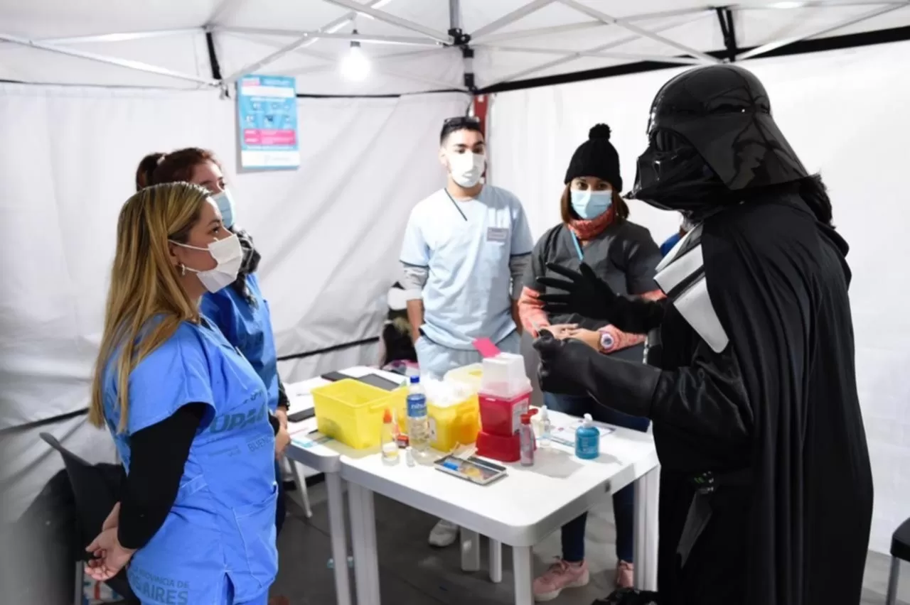 Darth Vader recibió la primera dosis de la vacuna contra el coronavirus Darth Vader recibió la primera dosis de la vacuna contra el coronavirus