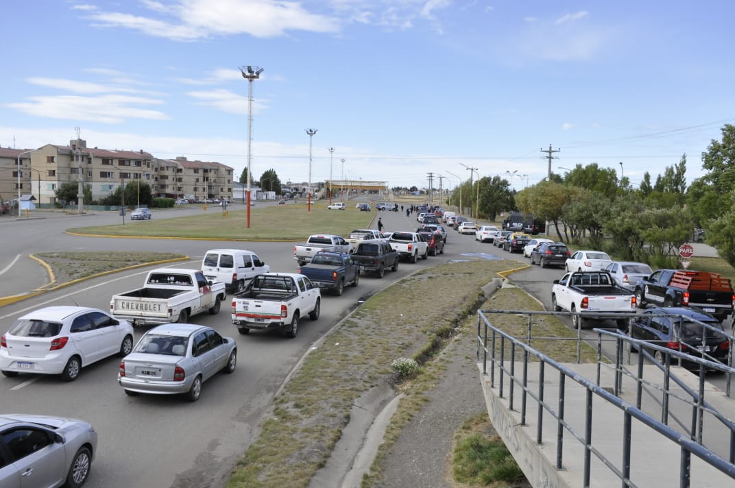 decenas-de-autos-en-autovia-cuarentena-rio-gallegos-1-728x484