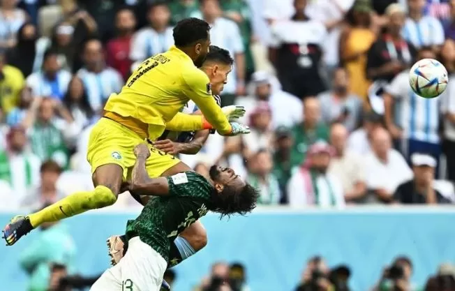 Qatar 2022: el defensor de Arabia Saudita que chocó contra su arquero se fracturó la mandíbula y debe ser operado
