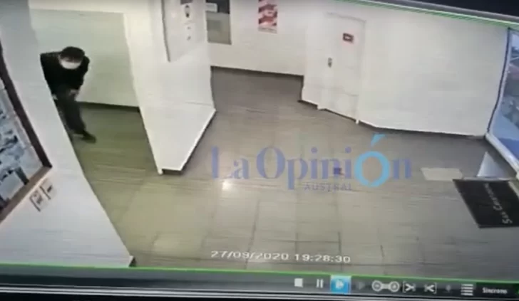 VIDEO. Depravado fue descubierto por cámaras de la estación de servicio mientras intentaba espiar a nena en un baño