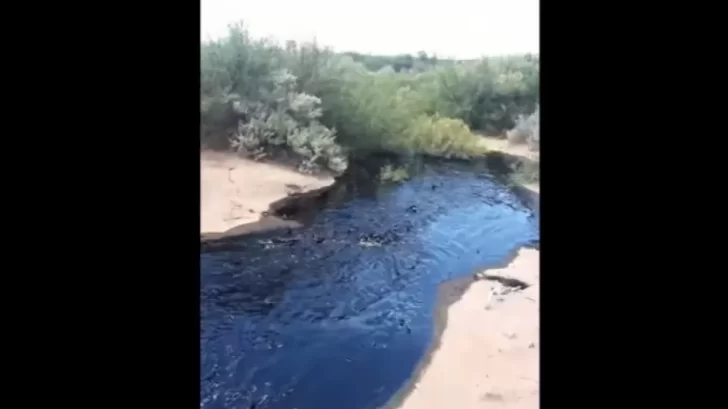 Una falla en un oleoducto provocó un derrame petrolero en Río Negro
