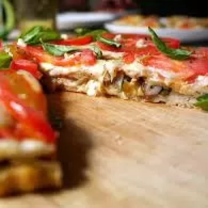 Receta fácil para hacer pizza rellena de jamón y queso
