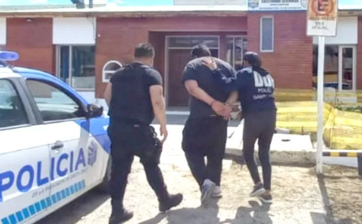 Familiares de Santiago Díaz se hicieron presentes y pidieron explicaciones al comisario en Caleta Olivia