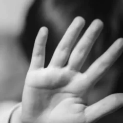 Vecina de Caleta Olivia teme por su vida: padrastro que la abusó toda su infancia quedó libre y está en pareja con una policía