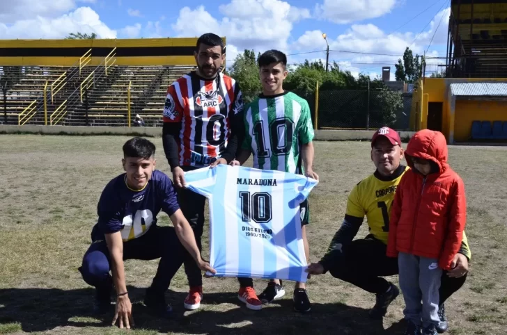 Video y fotos. Diego Armando Maradona: los “10” de Río Gallegos y su recuerdo