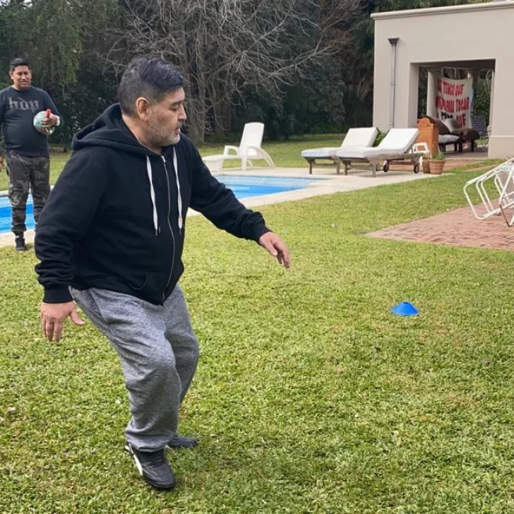 A un año de su operación de rodilla, así es la recuperación de Maradona