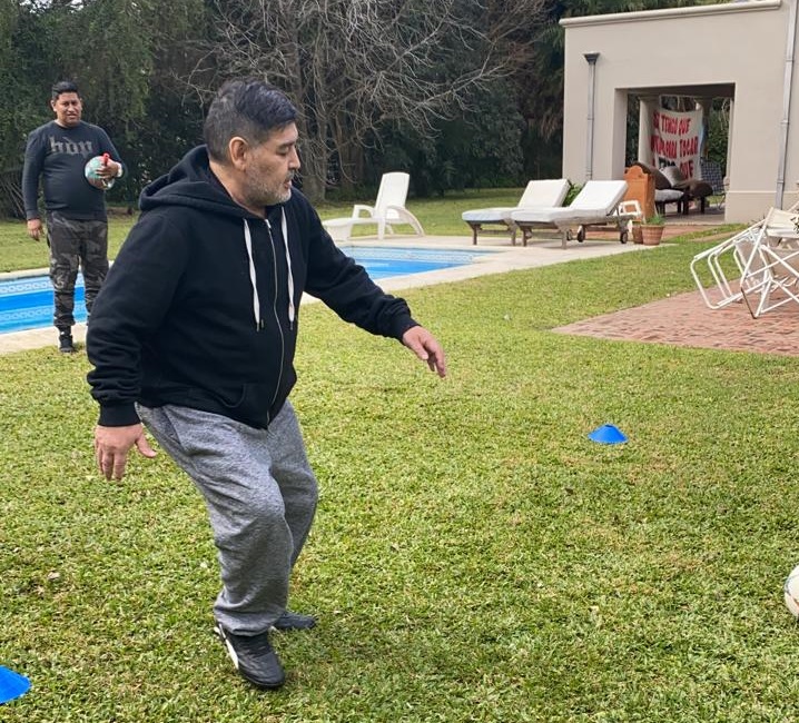 A un año de su operación de rodilla, así es la recuperación de Maradona