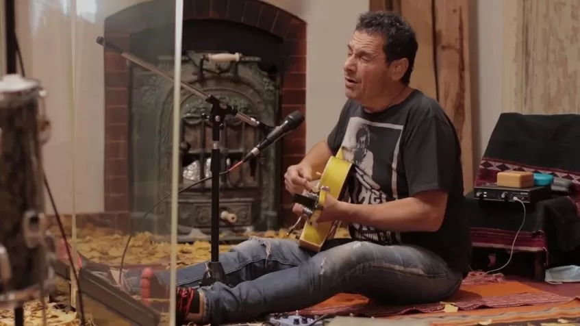 Video. Por sus 33 años, Divididos sorprendió con un mini concierto virtual: “Se me llenó de hojas el bulín” Video. Por sus 33 años, Divididos sorprendió con un mini concierto virtual: “Se me llenó de hojas el bulín”