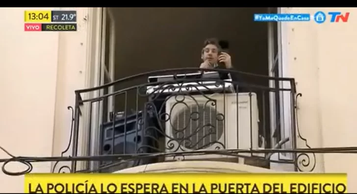 Un DJ homenajeó a Sergio Denis desde su balcón, lo denunciaron y vecinos hicieron un cacerolazo para defenderlo