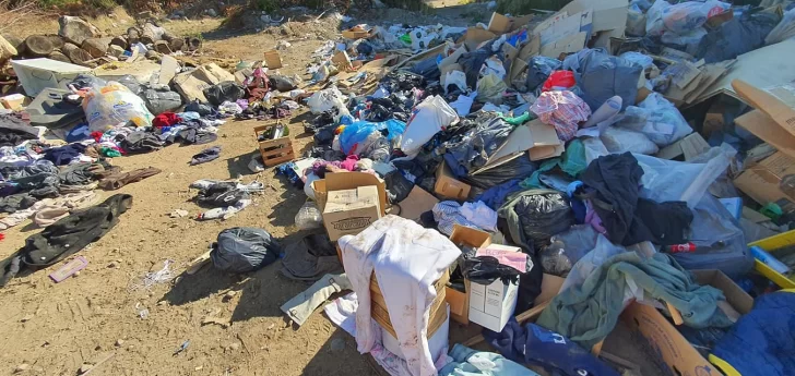 Bombero encontró un enorme basural lleno de donaciones destinadas a los afectados en los incendios de Chubut