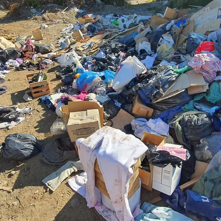 Bombero encontró un enorme basural lleno de donaciones destinadas a los afectados en los incendios de Chubut