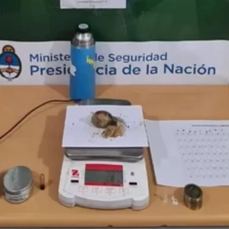 Viajaban desde Córdoba a Santa Cruz y quisieron ingresar con droga escondida en un preservativo