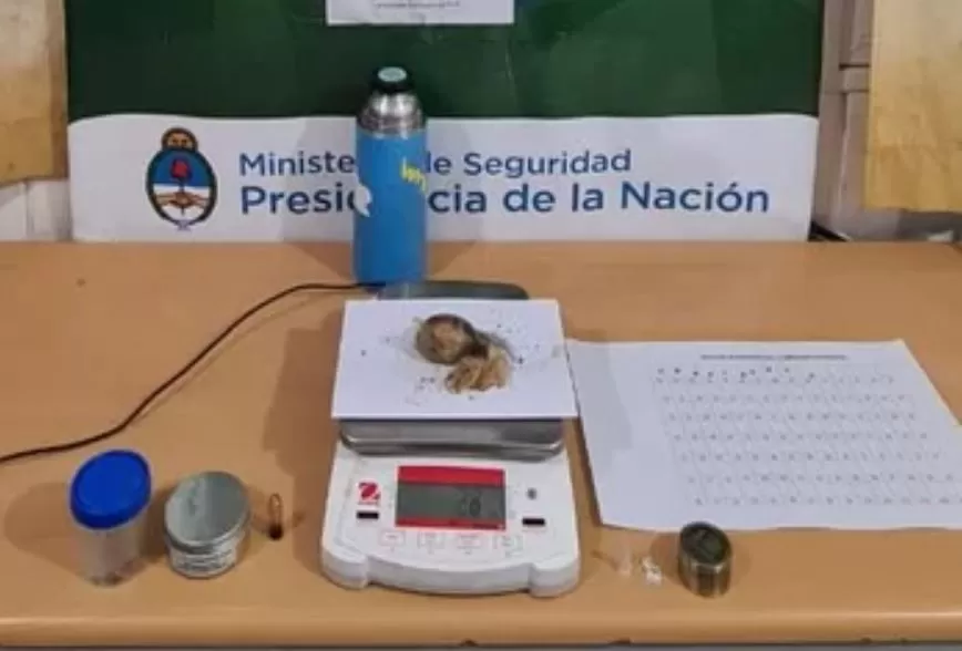 Viajaban desde Córdoba a Santa Cruz y quisieron ingresar con droga escondida en un preservativo