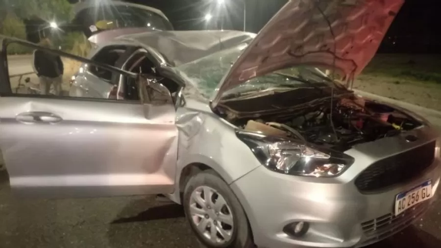 Familia de Río Gallegos sin lesiones tras choque y vuelco en Plottier Familia de Río Gallegos sin lesiones tras choque y vuelco en Plottier