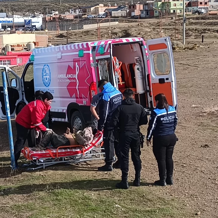 Estaba alcoholizado, le dio sueño y se acostó a dormir en la costa: médicos y policías debieron atenderlo