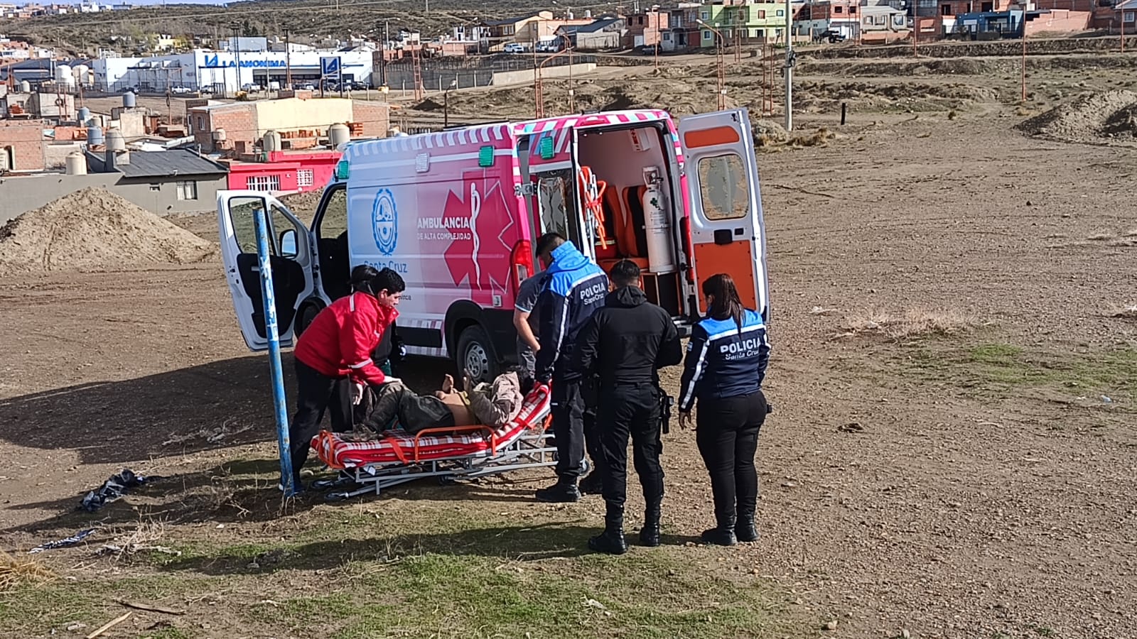 Estaba alcoholizado, le dio sueño y se acostó a dormir en la costa: médicos y policías debieron atenderlo