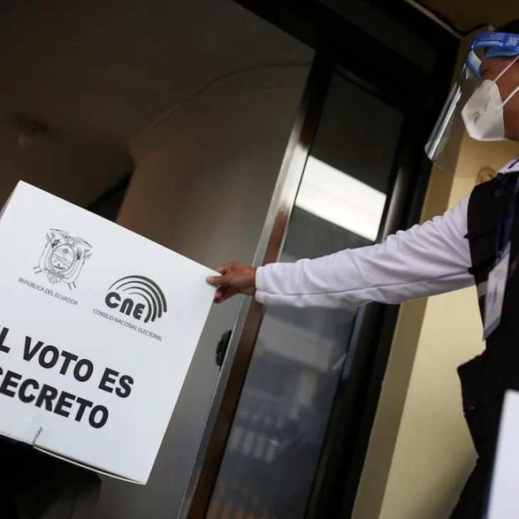 Balotaje en Ecuador: 13 millones de personas votan en medio de la pandemia