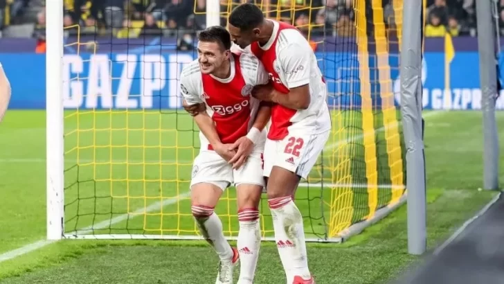 El jugador del Ajax, Dusan Tadic llegó con un yeso en el pene