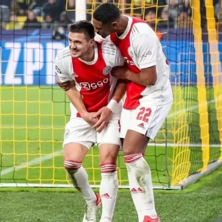El jugador del Ajax, Dusan Tadic llegó con un yeso en el pene
