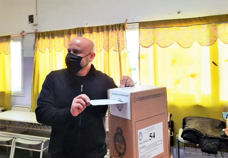 Elecciones 2021. Votó el candidato Carlos Aparicio acompañado de su familia: “Estoy contento que tengamos la posibilidad de votar”