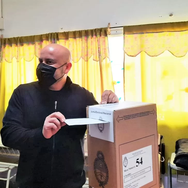 Elecciones 2021. Votó el candidato Carlos Aparicio acompañado de su familia: “Estoy contento que tengamos la posibilidad de votar”