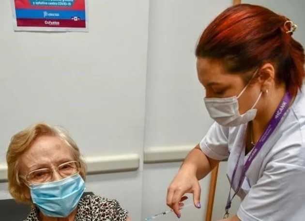 Una mujer de 90 años es la vacunada contra el coronavirus un millón en la Argentina