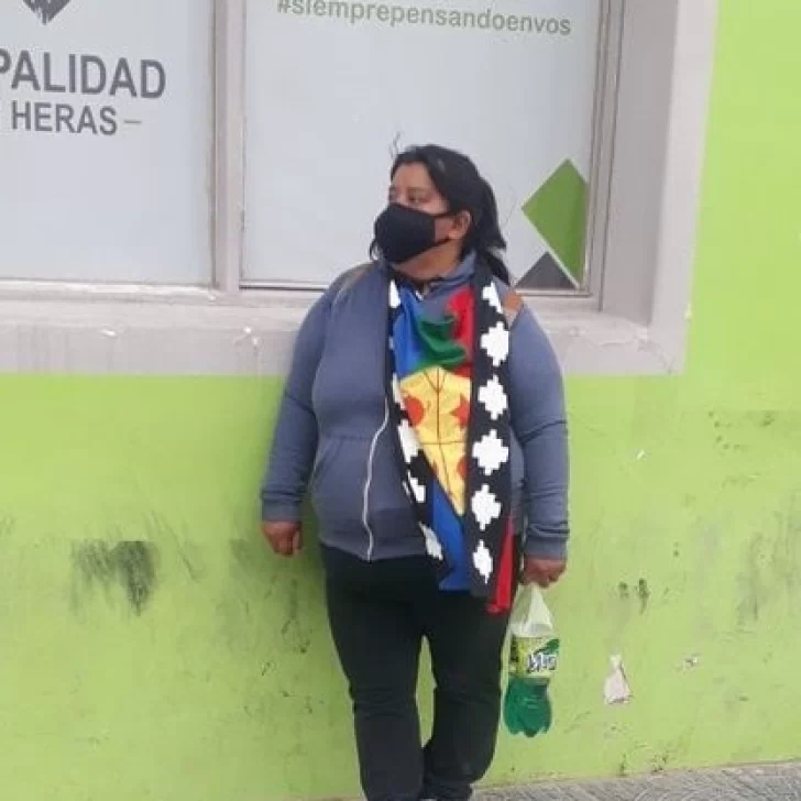 Una empleada de la comunidad mapuche amenazó con prenderse fuego frente a la Municipalidad de Las Heras Una empleada de la comunidad mapuche amenazó con prenderse fuego frente a la Municipalidad de Las Heras