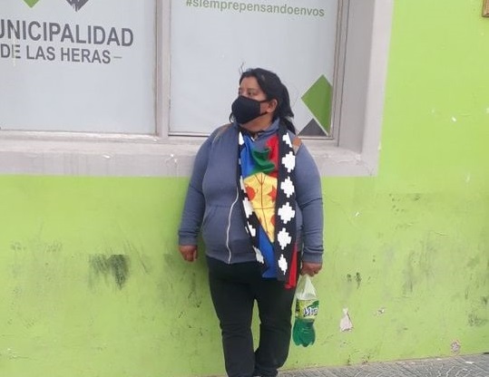 Una empleada de la comunidad mapuche amenazó con prenderse fuego frente a la Municipalidad de Las Heras