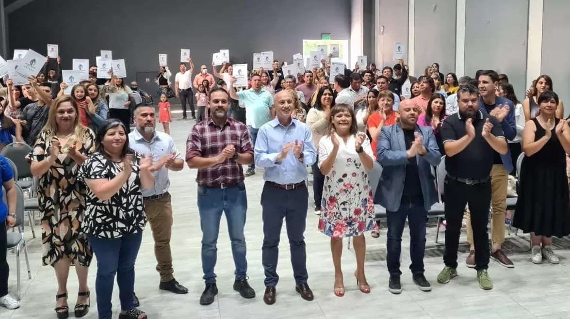 El municipio de Caleta Olivia despidió el año con entrega de terrenos a vecinos