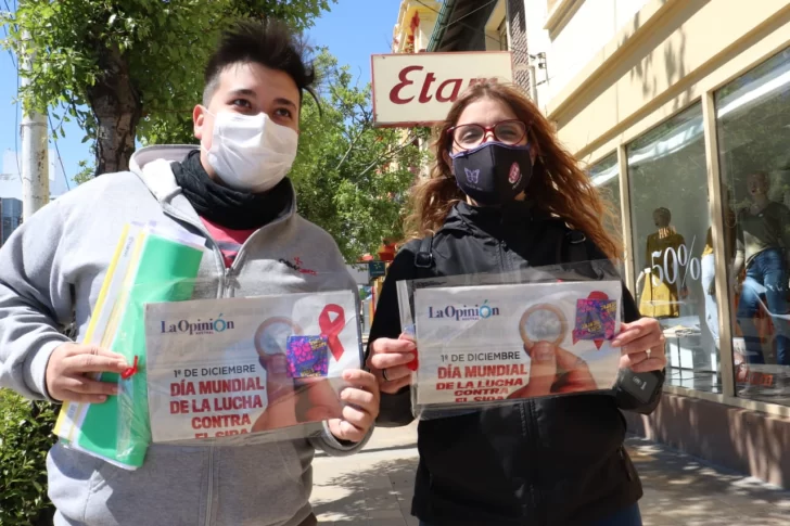 La Opinión Austral repartió en la calle el suplemento especial por el Día Mundial de Lucha contra el Sida