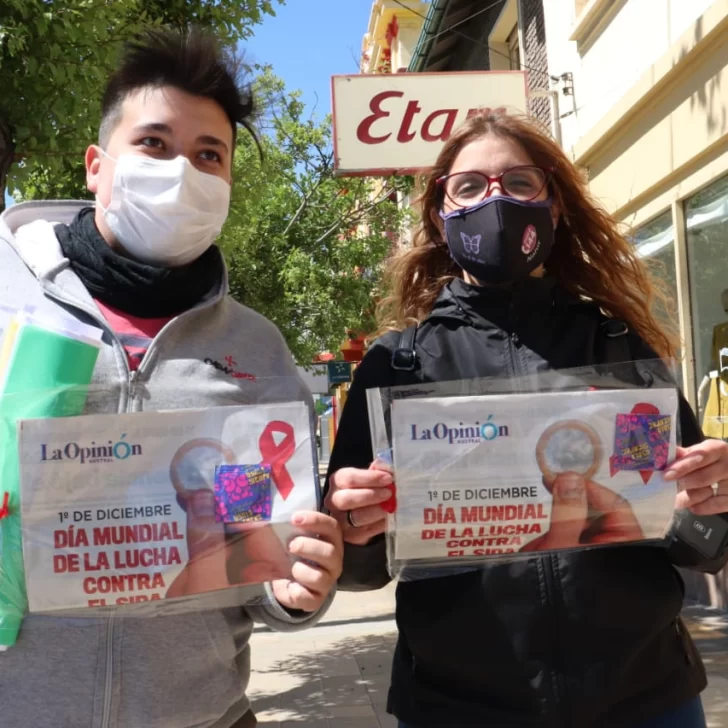La Opinión Austral repartió en la calle el suplemento especial por el Día Mundial de Lucha contra el Sida