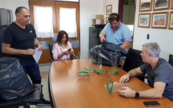 Inició la entrega de mascarillas faciales fabricadas con impresoras 3D