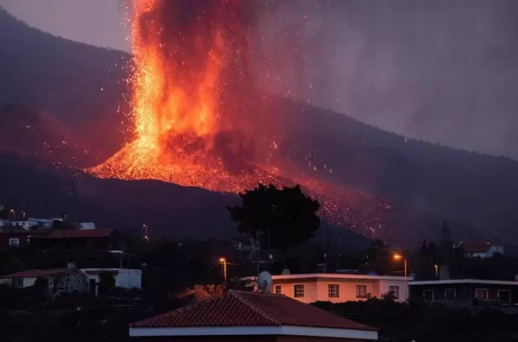 El volcán de La Palma está en su fase más explosiva: ¿Puede provocar un tsunami en el Atlántico?