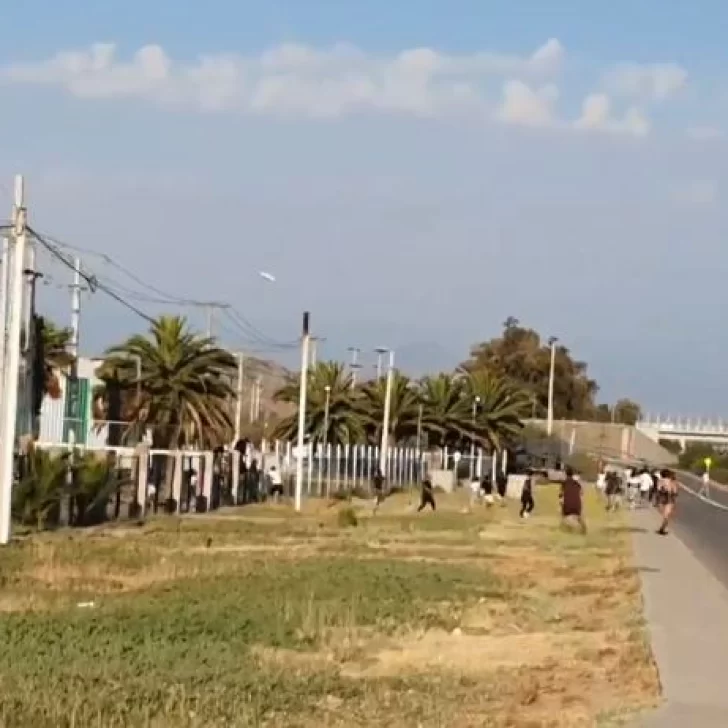 Video. El momento en que un grupo de jóvenes escapaba “a las chapas” de una fiesta clandestina