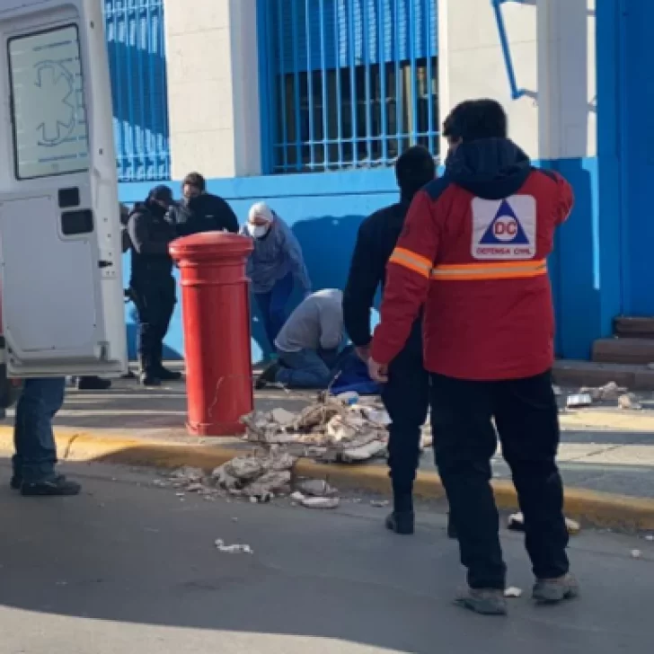 Se soltó un escudo del edificio de Correo Argentino de Comodoro y cayó encima de un hombre