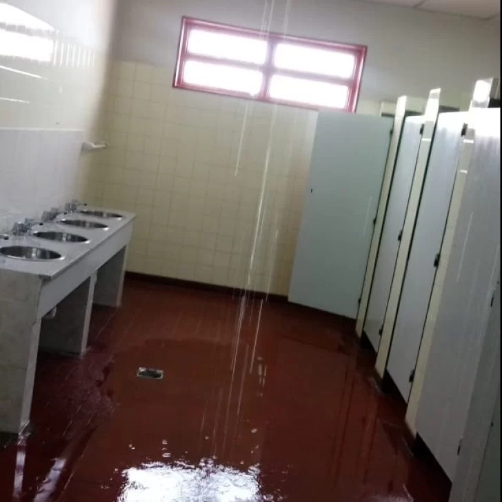 En la EPP 72 de Perito Moreno rebalsó un tanque de agua
