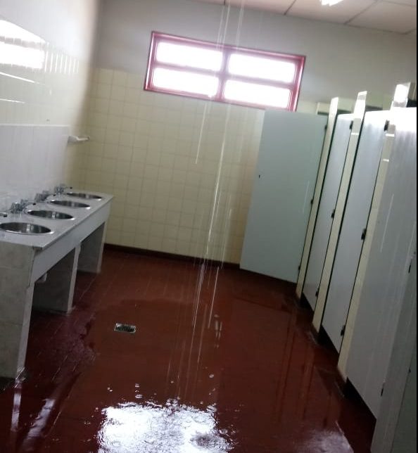 En la EPP 72 de Perito Moreno rebalsó un tanque de agua
