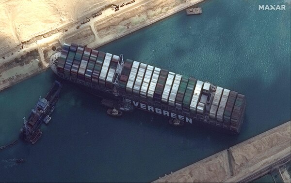 Reflotan parcialmente el buque Ever Given que bloquea el Canal de Suez