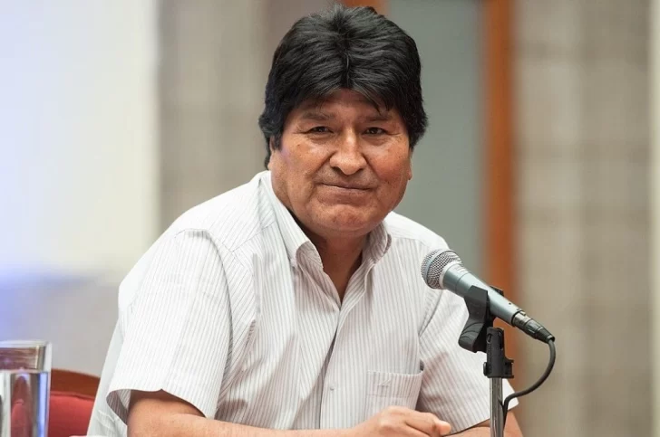 Evo Morales vuelve este lunes a Bolivia en una caravana triunfal