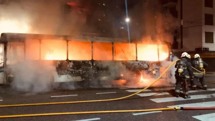 Video: Impactante explosión e incendio de un colectivo pudo ser una tragedia