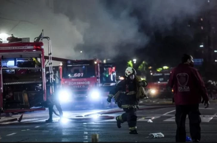 Tragedia en Villa Crespo tras feroz explosión: 2 bomberos muertos y 15 heridos