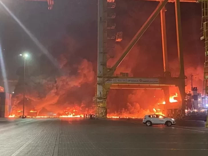 Explotó un contenedor dentro de un buque en Dubai, Emiratos Árabes Unidos